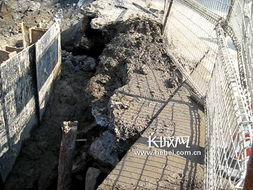 天津市區(qū)施工路面突塌陷，交通受阻引發(fā)關(guān)注