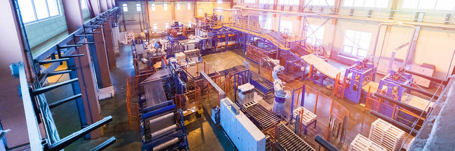 冶煉廠安裝過程中的工人與金屬結構制造