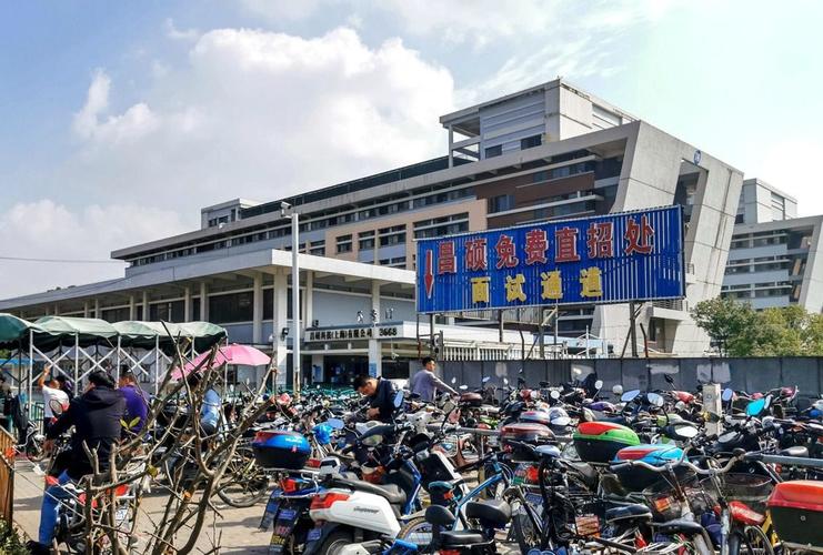 探訪上海“蘋果工廠” 勞務派遣下的加班常態與供應鏈暗影